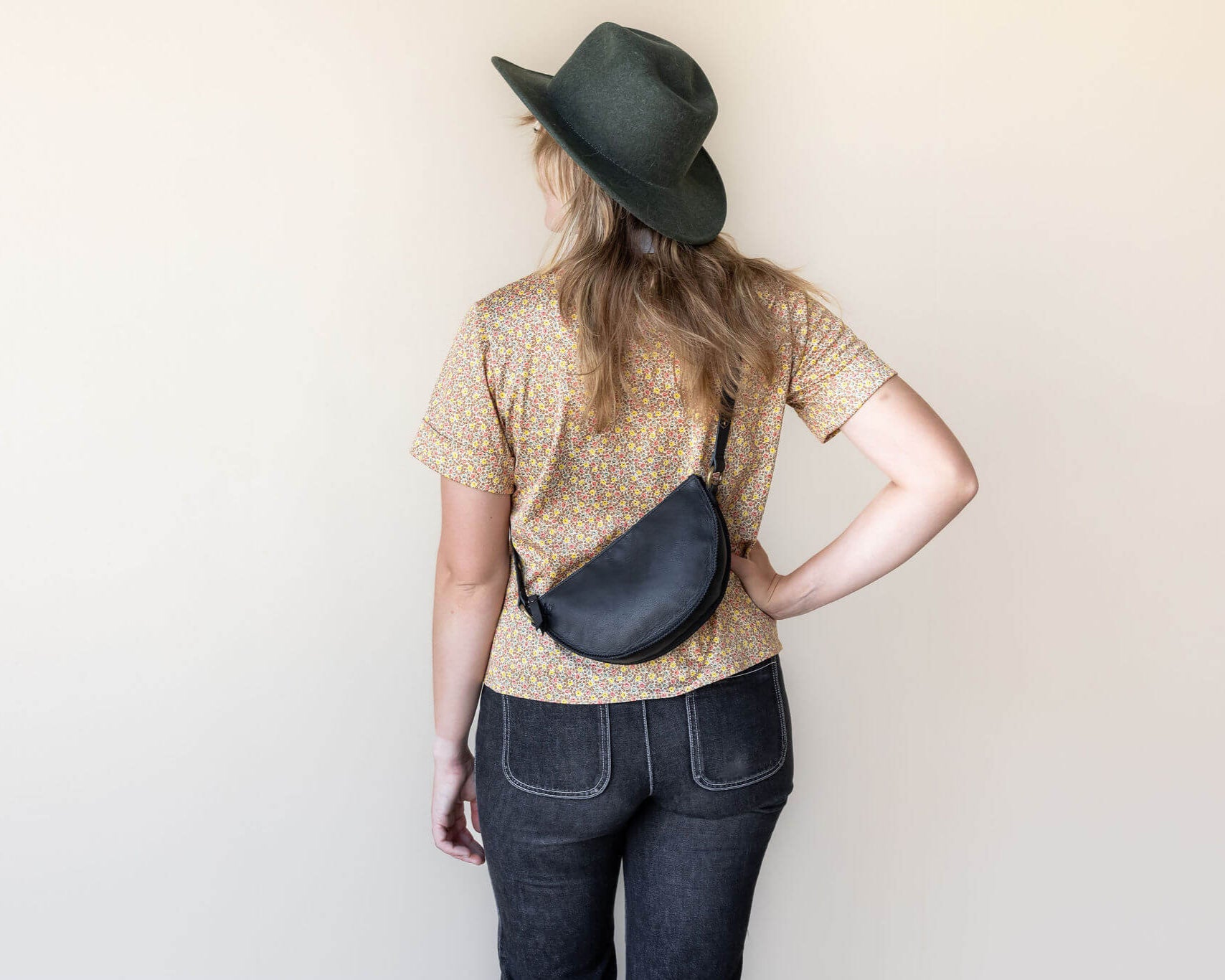 Small black leather pouch, crossbody bag