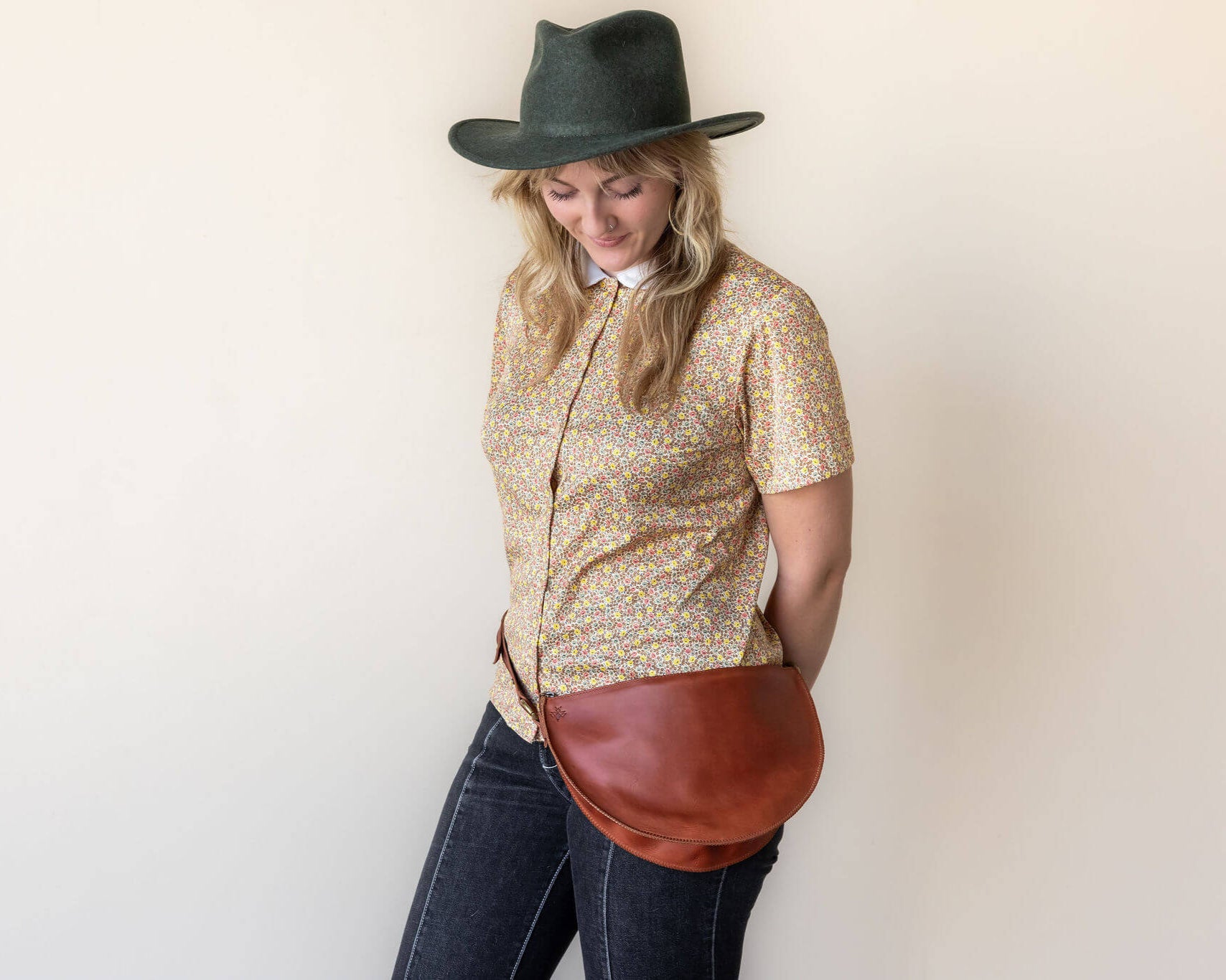 Large cognac leather bag, fanny pack