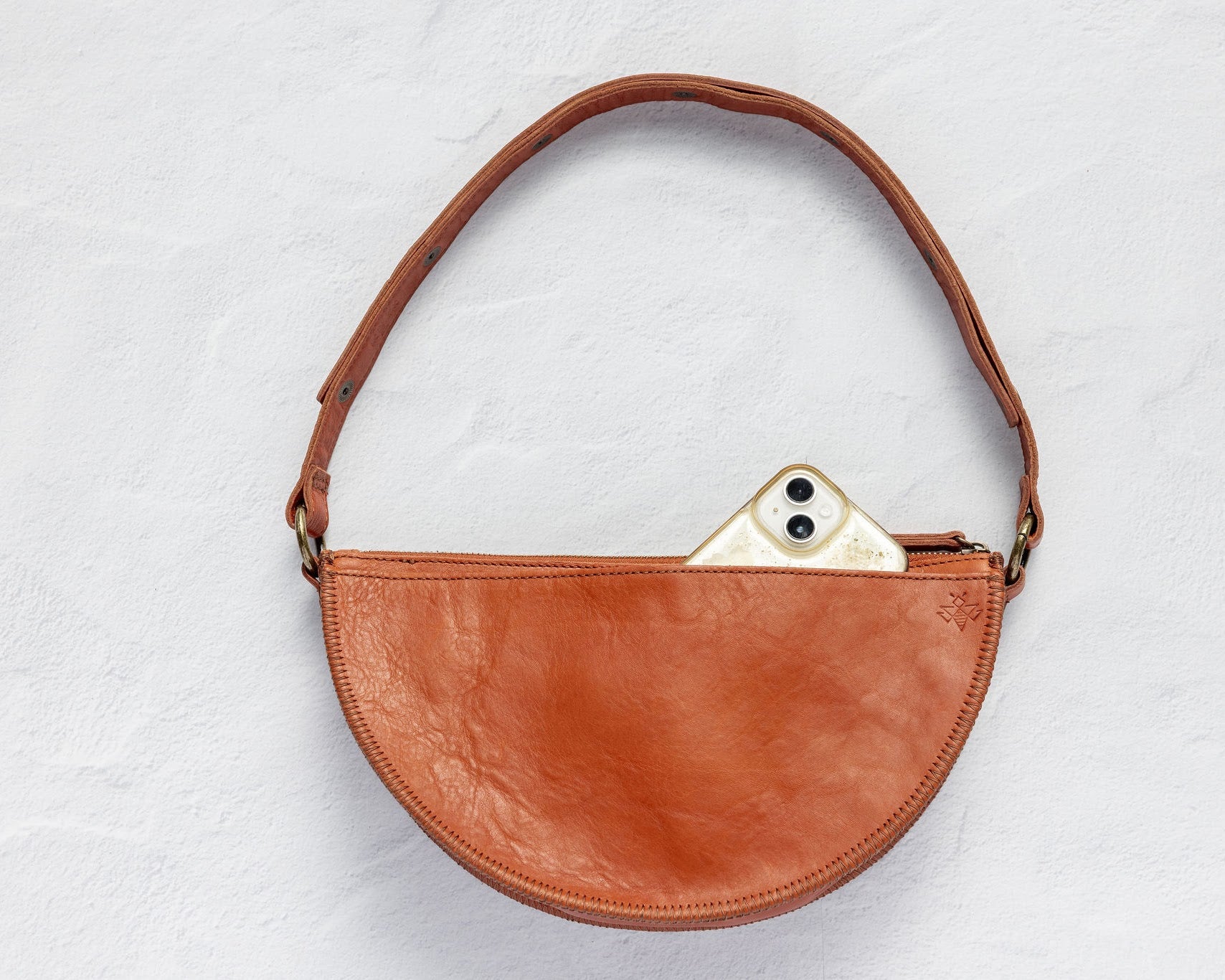 Back of the Woven Terracotta & Seashell Biggie Bee showing the phone pocket