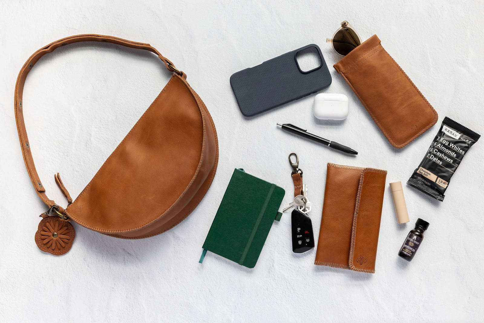 What fits inside the Woven Sage & Espresso Biggie Bee