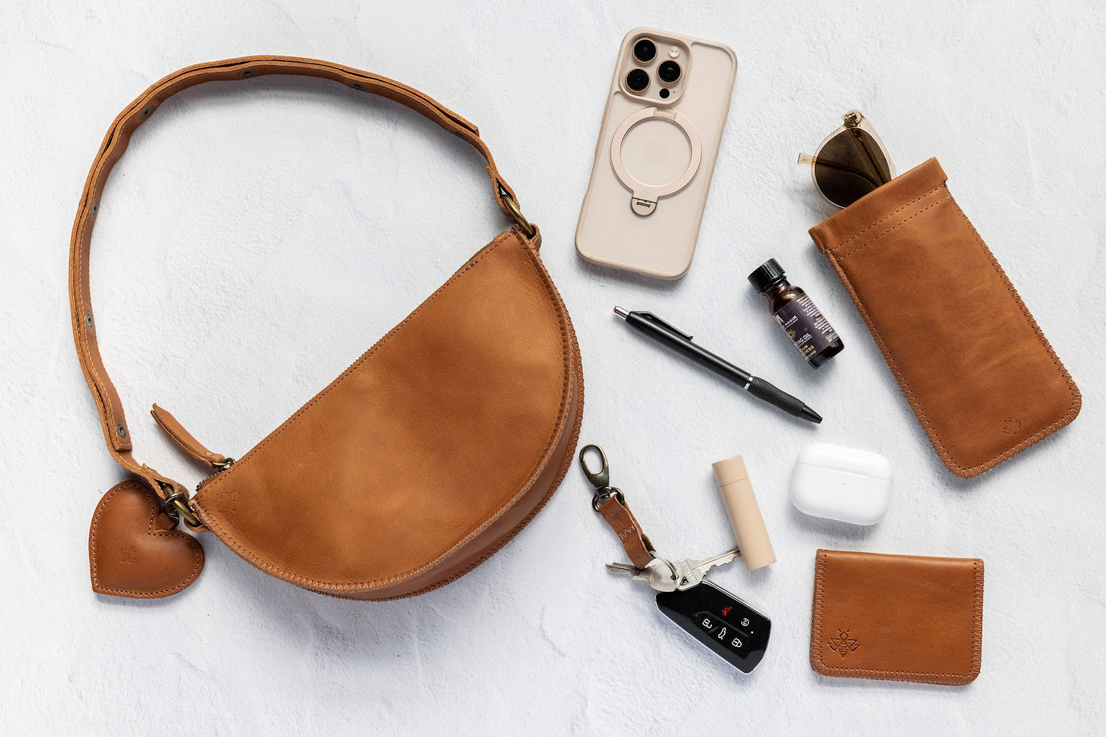 What fits inside the Woven Sage & Espresso Bee