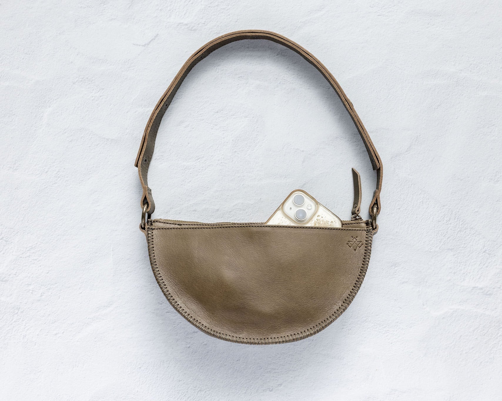Back of the Woven Sage & Espresso Bee showing the phone pocket