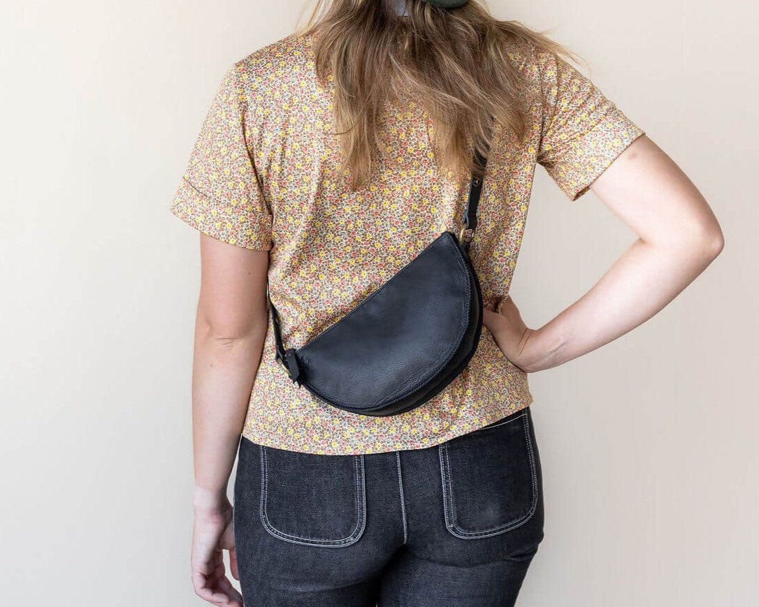 Small black leather pouch, crossbody bag