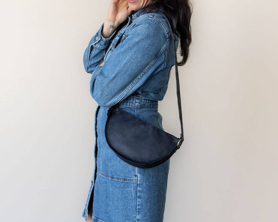 Small black leather pouch, shoulder bag