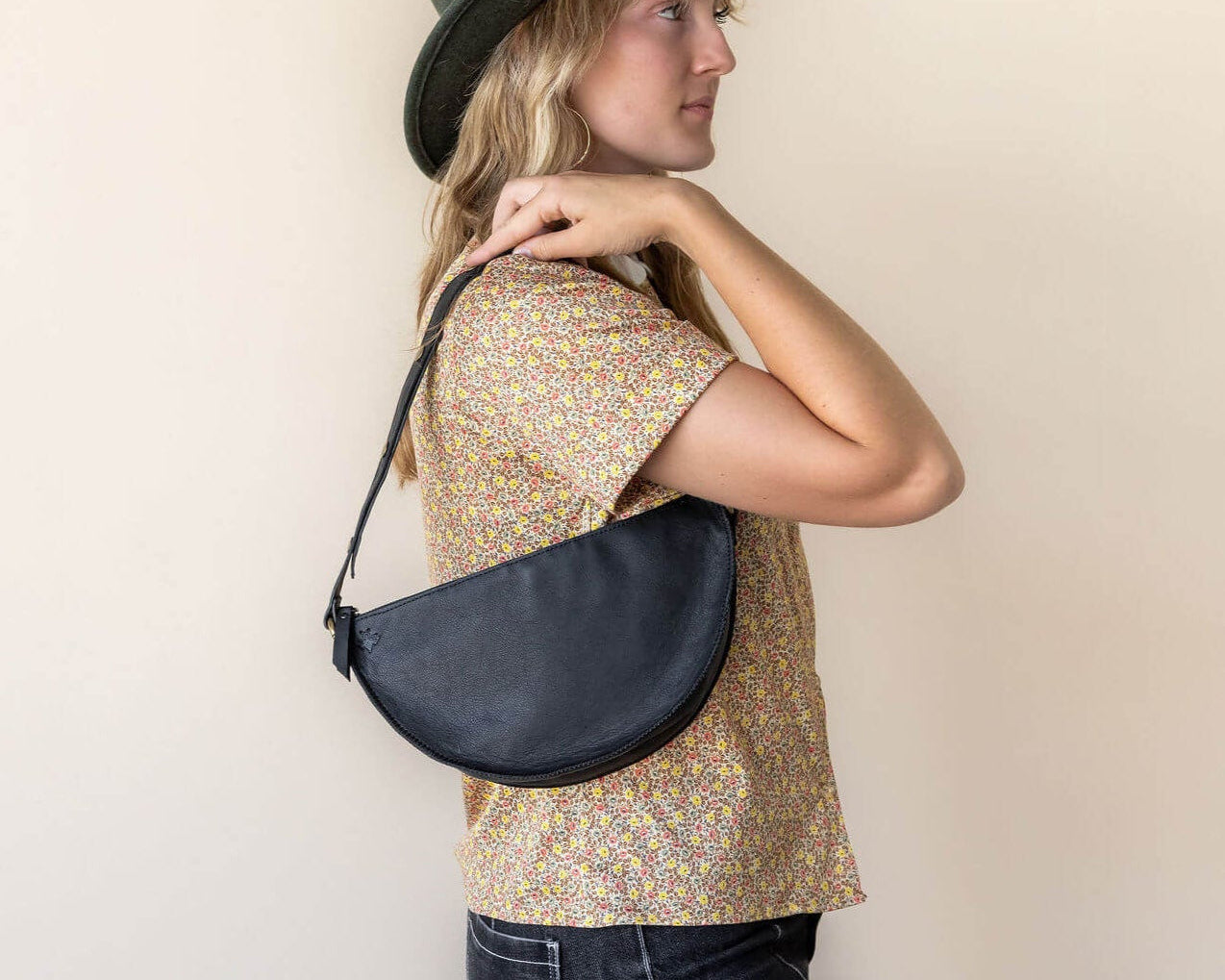 Medium black leather shoulder bag